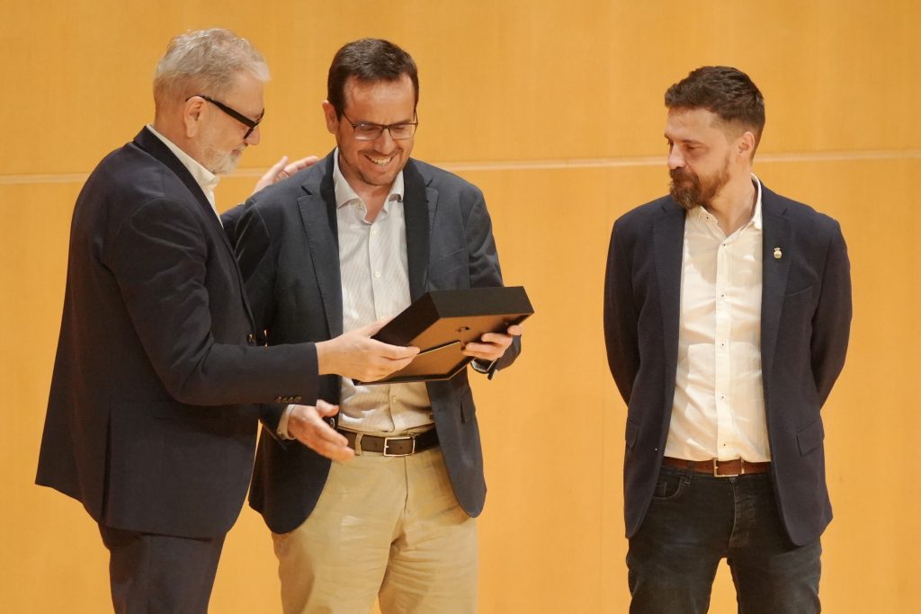 El Alcalde de Lleida, Fèlix Larrosa, ha entregado el reconocimiento a Francesc Pàmpols, director general de PAMPOLS Packaging Integral